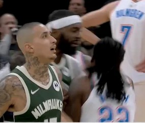 云开体育-波蒂斯肘倒华莱士随后华莱士还击波蒂斯，裁判各打五十大板